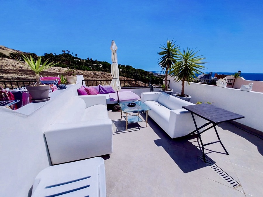 Modern, fully furnished apartment with a fantastic roof terrace with sea views and many extras!