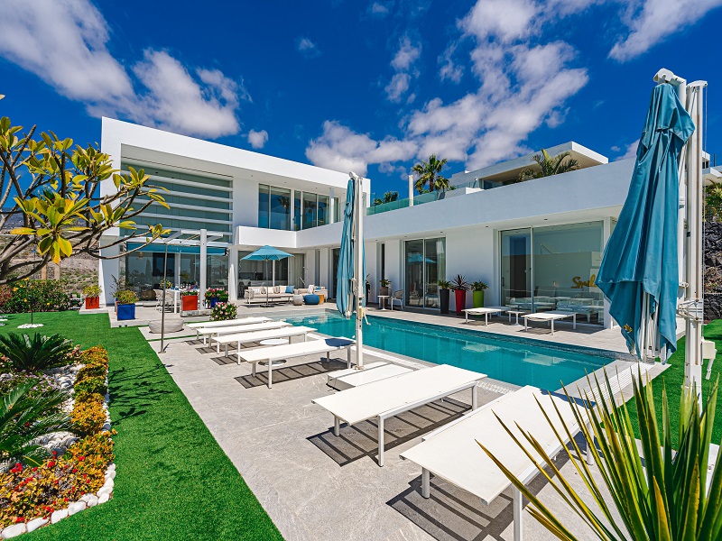 ¡Villa moderna en Abama con piscina infinita y muchos extras!