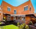 ¡Moderna vivienda unifamiliar con jardín privado, terraza cubierta y garaje en Los Cristianos!
